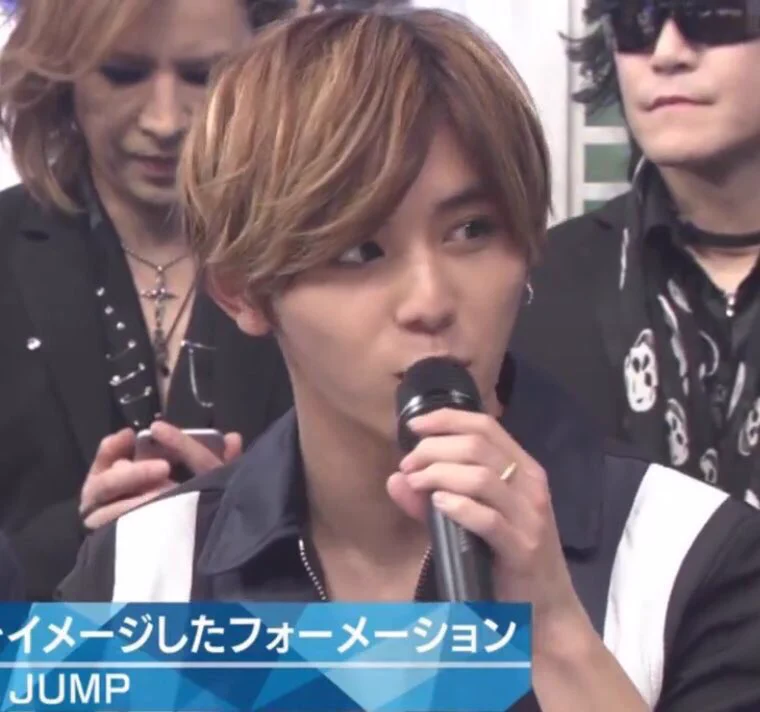 YOSHIKIが後方の席でスマホいじり！生放送中にツイートしてるwww