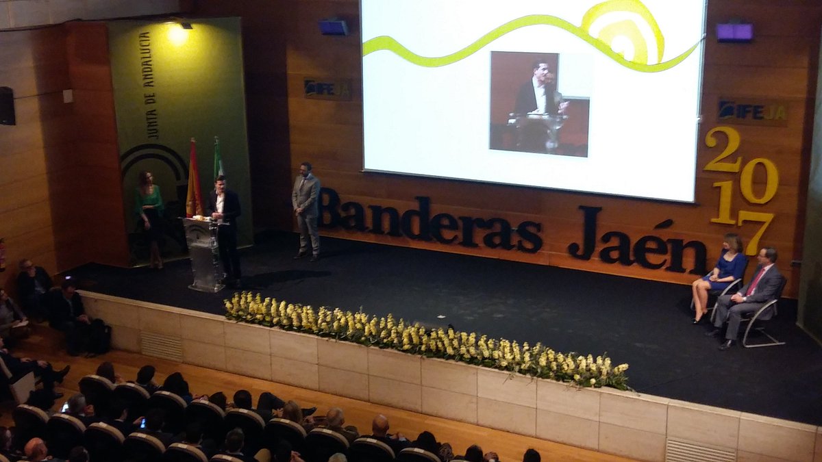 larajuanm's tweet photo. El triatleta y amigo jiennense Juanma recibe el premio #BanderasdeAndalucia @JuanmaLifeStyle enhorabuena!! @JaenJunta #DiadeAndalucia https://t.co/c1BkiVfNK9