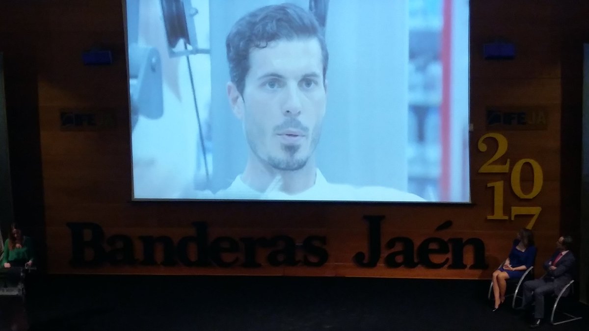 larajuanm's tweet photo. El triatleta y amigo jiennense Juanma recibe el premio #BanderasdeAndalucia @JuanmaLifeStyle enhorabuena!! @JaenJunta #DiadeAndalucia https://t.co/c1BkiVfNK9