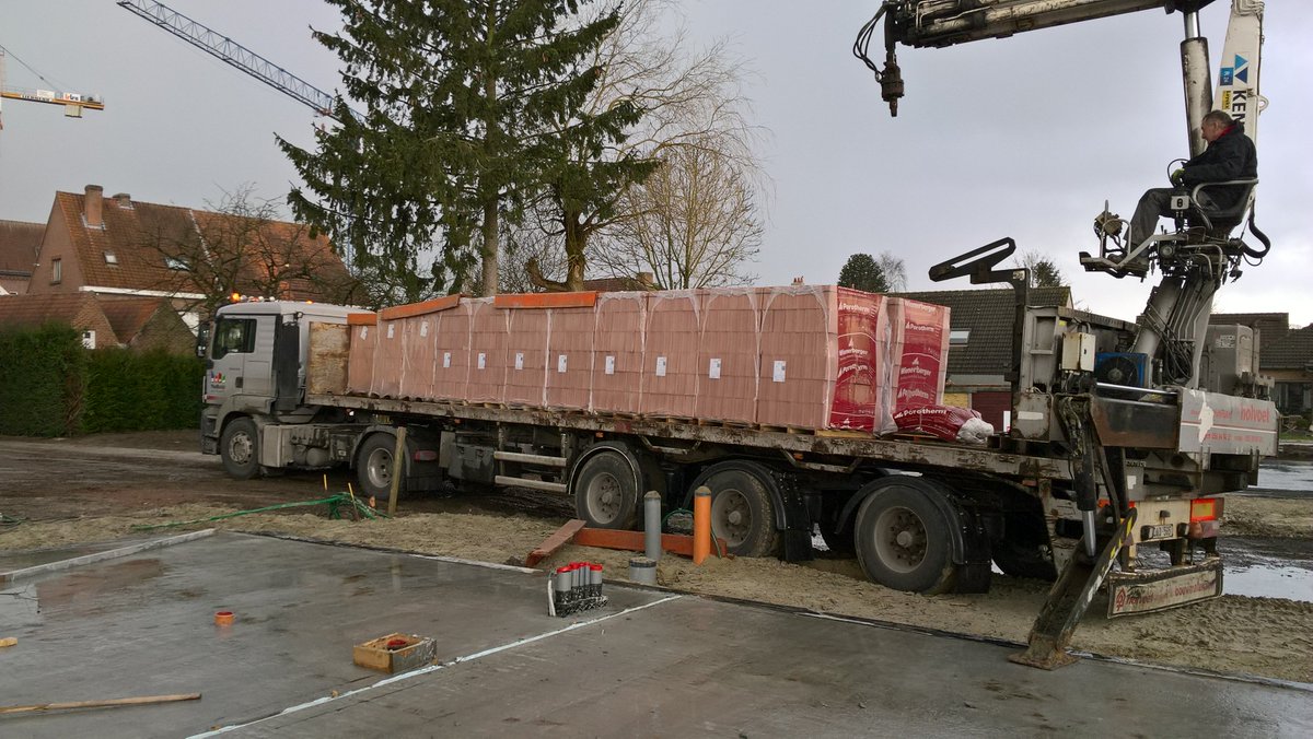 BartGossye's tweet photo. Start der metselwerken @Durabrik @gent9052 . Met onze eigen ploegen #Nico. Bouwen van 13 woningen. https://t.co/IbqhSE2ihg