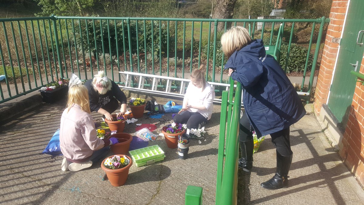 HIWFRSPT_Team's tweet photo. #Basingstoke22 finishing of the last bits on their project at Viables with help from Mel from schools team @HFRSCYP #teamwork https://t.co/McREQ2UhOt
