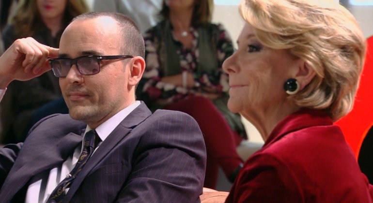 Ecoteuve's tweet photo. Esperanza Aguirre explica a @ristomejide cómo copiaba con 'chuleta' en la universidad https://t.co/FyUyGCqJGk [VÍDEO] https://t.co/wAQ0SKT9ko