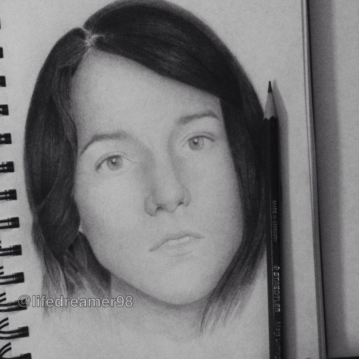 Nora4ever_'s tweet photo. انتهت :) #كلنا_رسامين #رسم #رسمي #سكتش #رسمتي #بورتريه #art #artist #sketch #portrait #staedlter https://t.co/lGIZnos2by