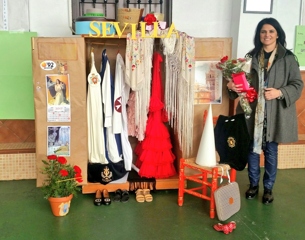 NuriaBarreraBel's tweet photo. Emocionada x el recibimiento en el Colegio Luisa de Marillac en el que los alumnos han recreado el #CartelFiestasPrimavera2017  #Sevillahoy https://t.co/Iy4ySqJHoY