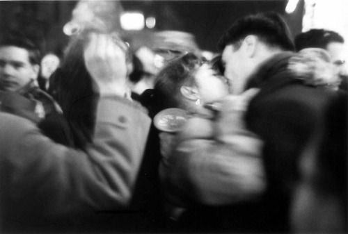 caecilia1003's tweet photo. https://t.co/KvFtf8VxZu
#GaetanoDonizetti Don Pasquale
"tornami a dir che m'ami"
#Netrepko #Polenzani 

Kiss, 1952
©︎Saul Leiter https://t.co/lHH4JD0dxt