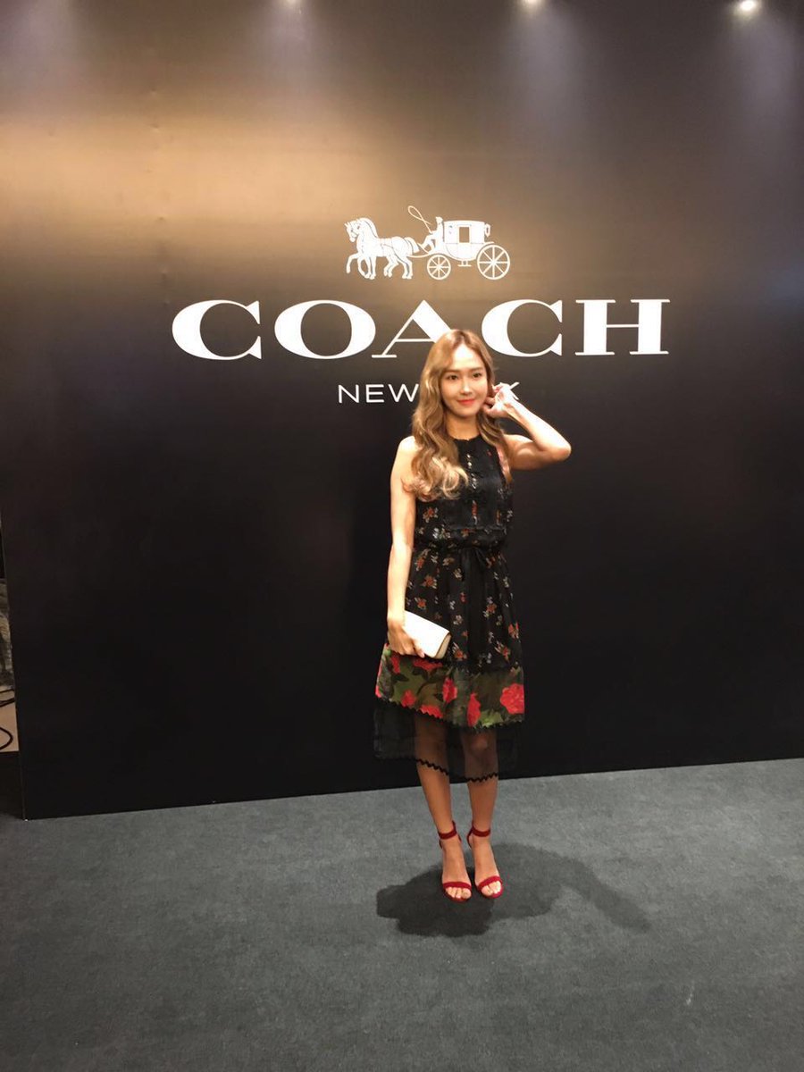 [PIC][23-02-2017]Jessica khởi hành đi Malaysia để tham dự sự kiện "COACH Pavilion Flagship Store Opening" vào chiều nay C5bniYnUYAA7tE8
