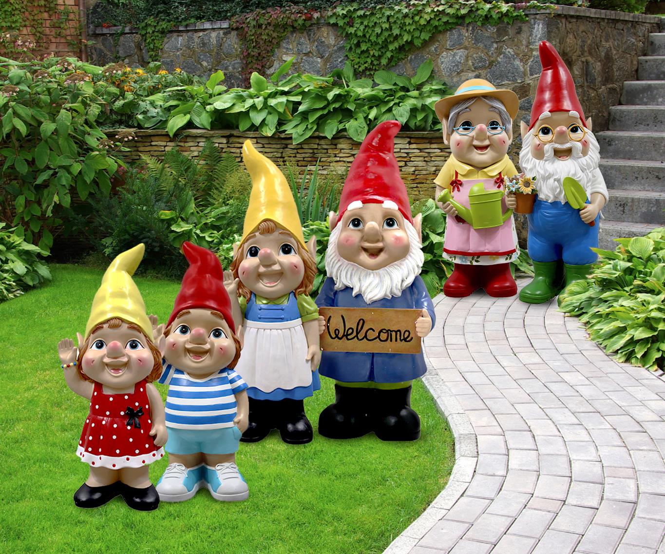 Несколько гномиков играют с цветными. Семья гномиков. Гномы добывают самоцветы. Садовая фигурка - гном. Гномы для детей.