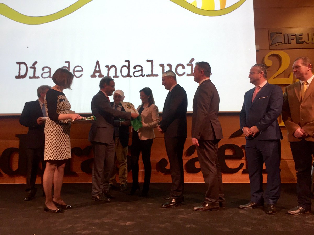 AytoLaCarolina's tweet photo. ¡Gracias @JaenJunta!Un honor y un orgullo recibir la #BanderadeAndalucía por la celebración #Fuero250 
#28F #DiadeAndalucia https://t.co/8CKc1sPaDL
