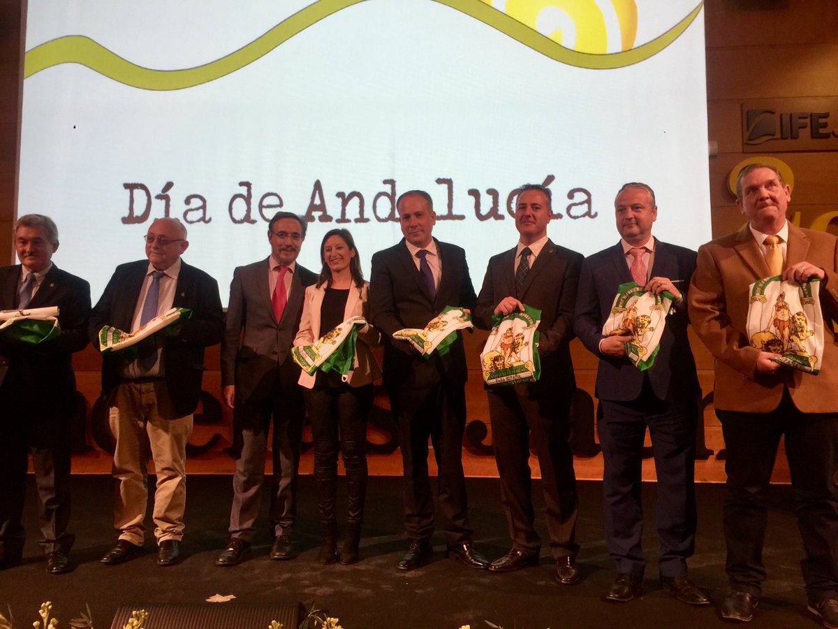 AytoLaCarolina's tweet photo. ¡Gracias @JaenJunta!Un honor y un orgullo recibir la #BanderadeAndalucía por la celebración #Fuero250 
#28F #DiadeAndalucia https://t.co/8CKc1sPaDL