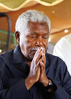 MwananchiNews's tweet photo. Taarifa zinazosambazwa mitandaoni kuwa Rais mstaafu Alli Hassan Mwinyi amefariki dunia si kweli na hana tatizo la kiafya,MAELEZO yasema https://t.co/Jcp8iCMAiM
