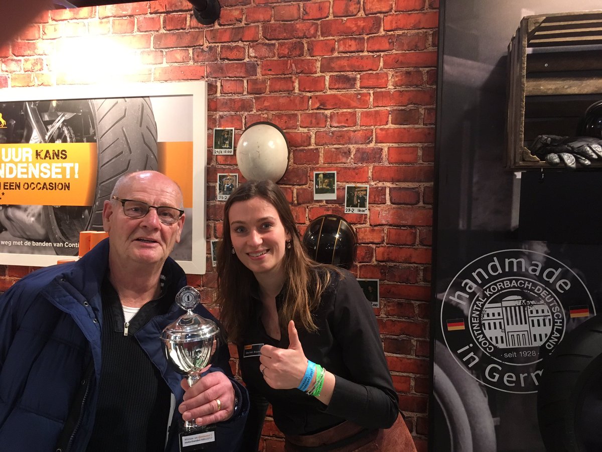 Contimotor's tweet photo. "Ongehoord in Dordt..!" Dhr. Rutten wint een set #motorbanden na de aankoop van een #occasion bij @JoopHoekstraMot op @DeMOTORbeurs #mbu17 https://t.co/ffFePMz1ps