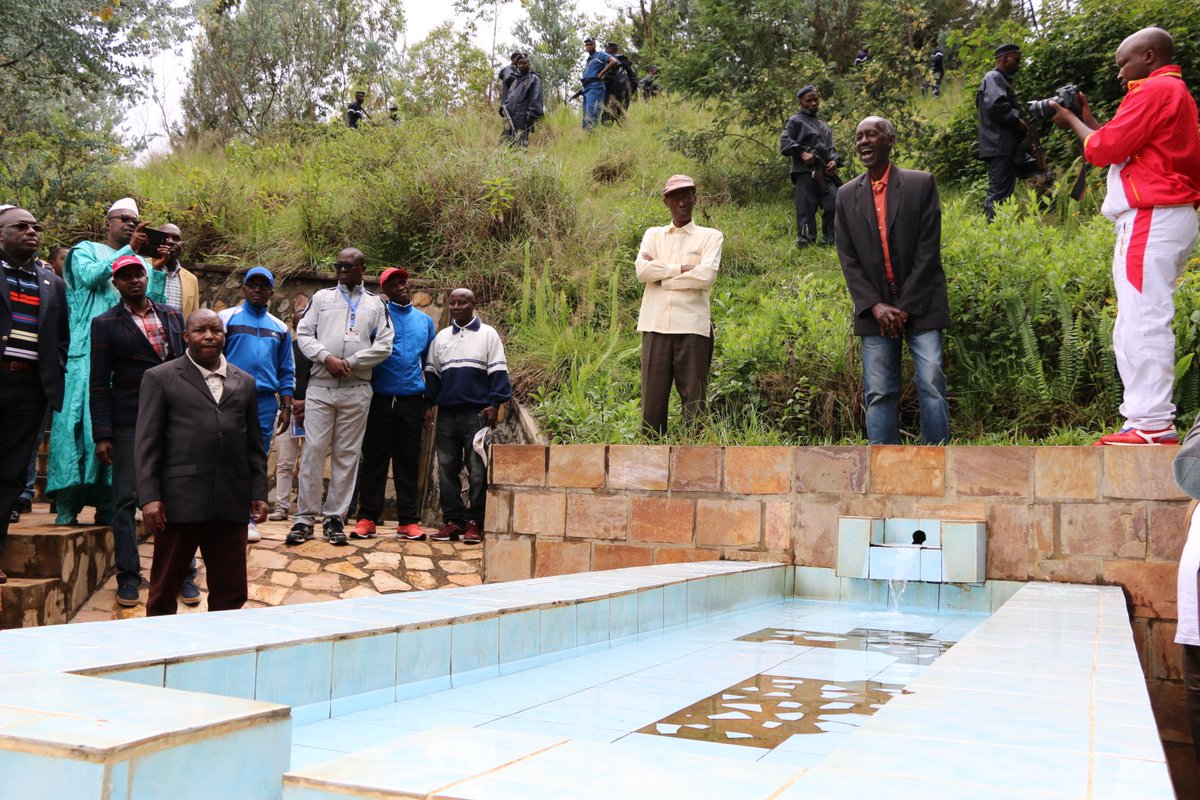 chriskarorero44's tweet photo. Les leaders des partis pô et les diplomates visites les lieux touristiques du #Burundi #SourceduNil et chute de #Mwishanga https://t.co/8Yru3zYgow