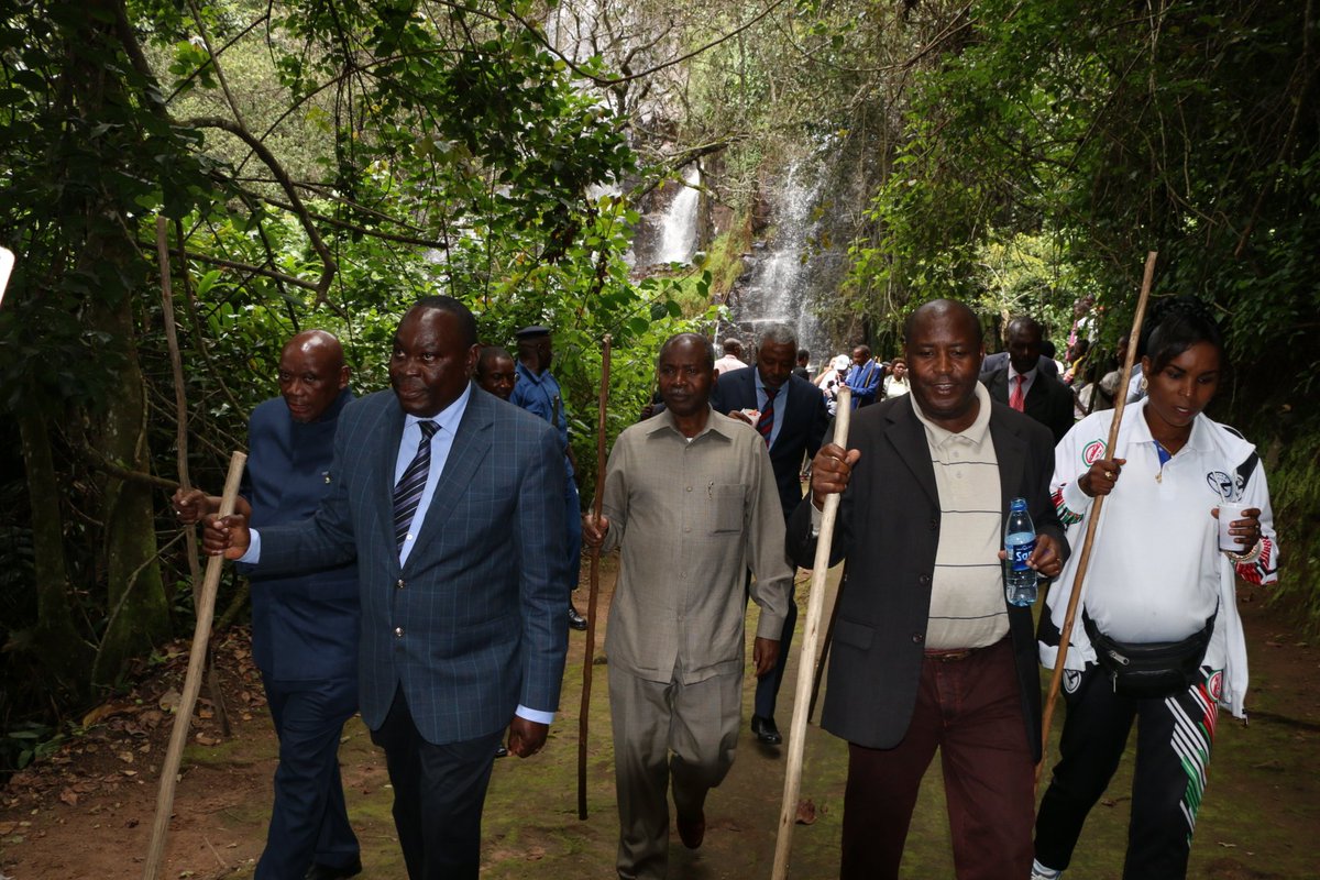chriskarorero44's tweet photo. Les leaders des partis pô et les diplomates visites les lieux touristiques du #Burundi #SourceduNil et chute de #Mwishanga https://t.co/8Yru3zYgow