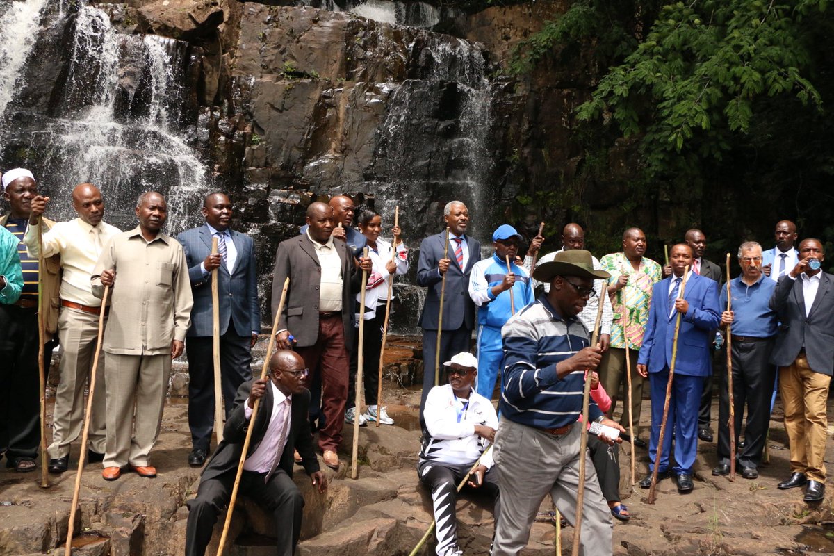 chriskarorero44's tweet photo. Les leaders des partis pô et les diplomates visites les lieux touristiques du #Burundi #SourceduNil et chute de #Mwishanga https://t.co/8Yru3zYgow