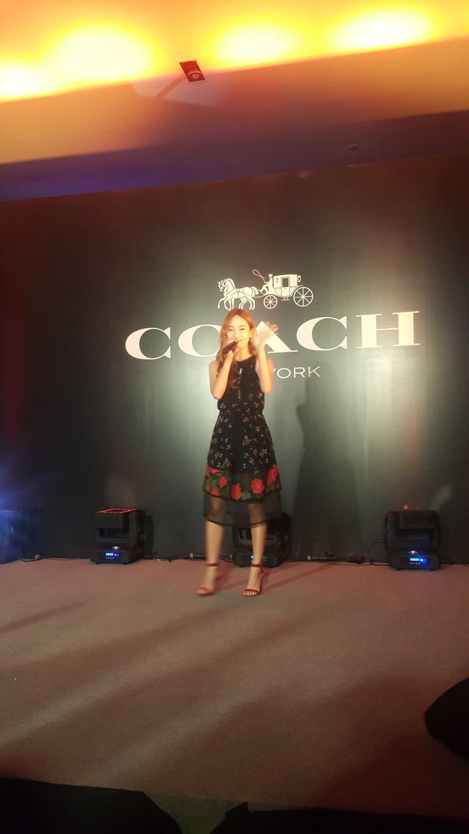 [PIC][23-02-2017]Jessica khởi hành đi Malaysia để tham dự sự kiện "COACH Pavilion Flagship Store Opening" vào chiều nay C5bueA6UYAAi2TH