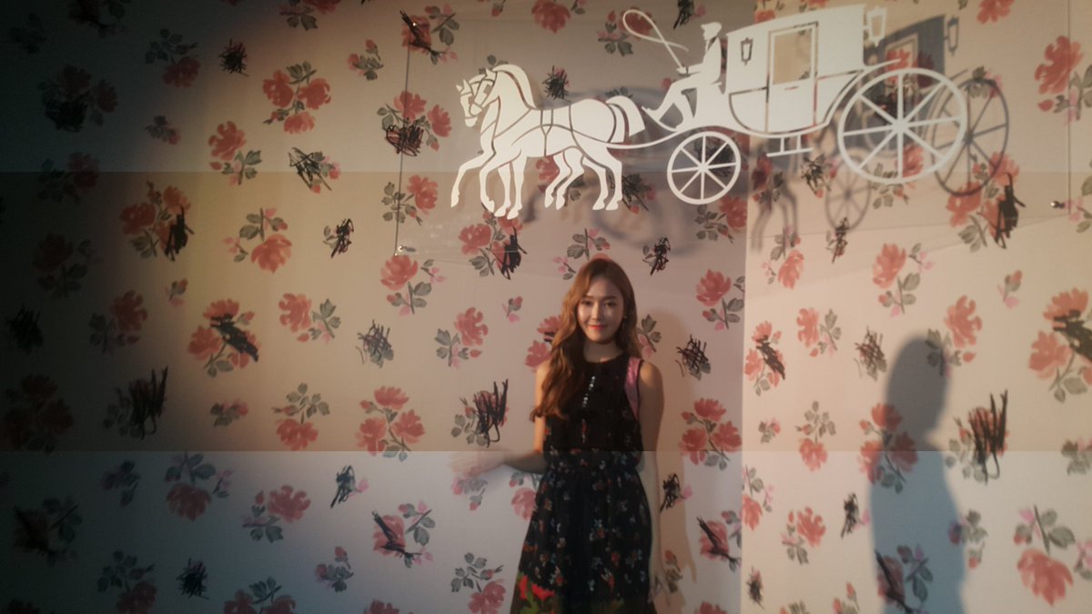 [PIC][23-02-2017]Jessica khởi hành đi Malaysia để tham dự sự kiện "COACH Pavilion Flagship Store Opening" vào chiều nay C5bufONU0AA6ff6