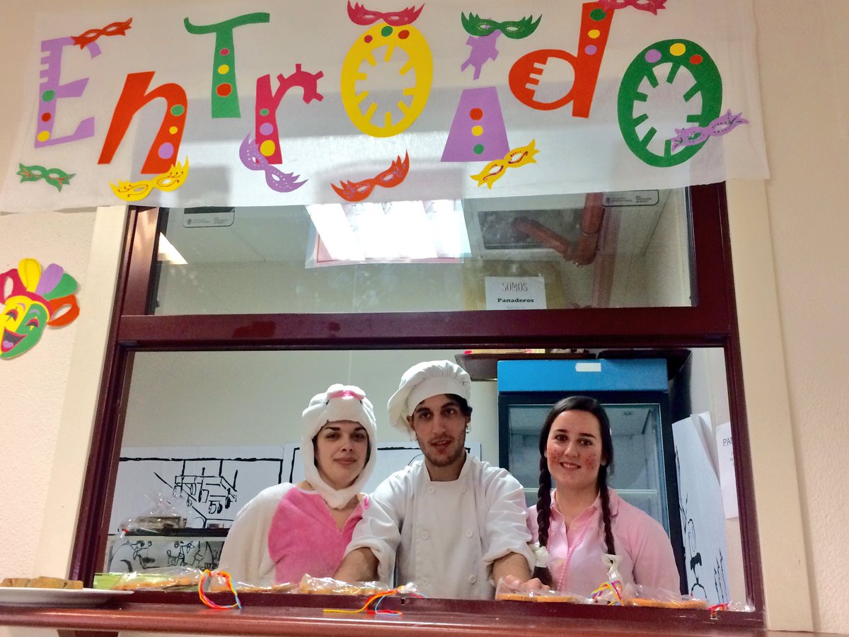CarlosOrozaCIFP's tweet photo. E co Entroido pecha #Edupan ata o curso que ven. Moitas grazas, alumnado de #CMPAN polas vosas deliciosas elaboracións!! #aprenderfacendo https://t.co/2uAgnJFXVF