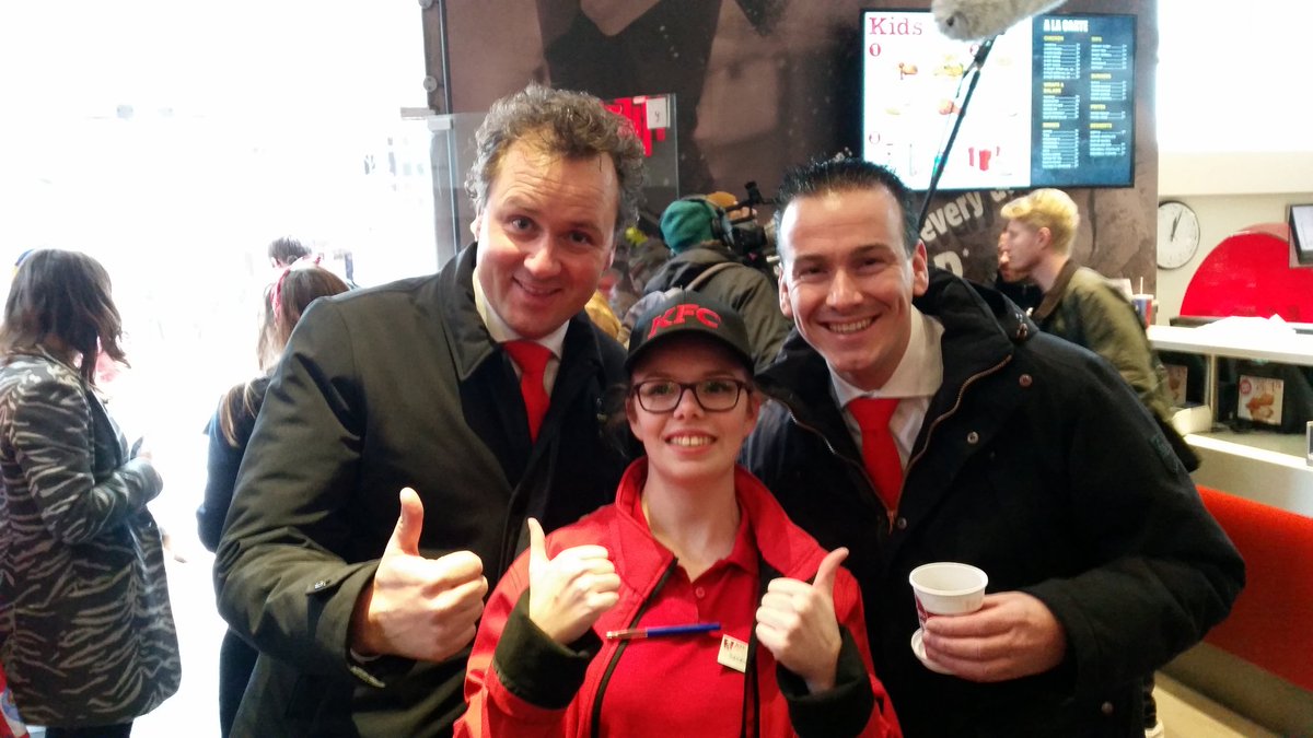 deadssandra's tweet photo. Net opnames gehad voor een kfc reclame π lekker plezier gemaakt met @feestteam @kfcnederland #kfc #kfceindhoven #hetfeestteam #feestteam https://t.co/1mywNv1UOF