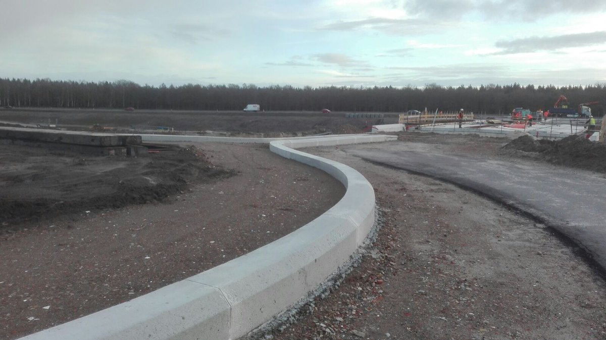 N34Exloo's tweet photo. De betonnen banden op de rotondes bij het viaduct zijn aangebracht. #N34Exloo https://t.co/FZLx9X8E97