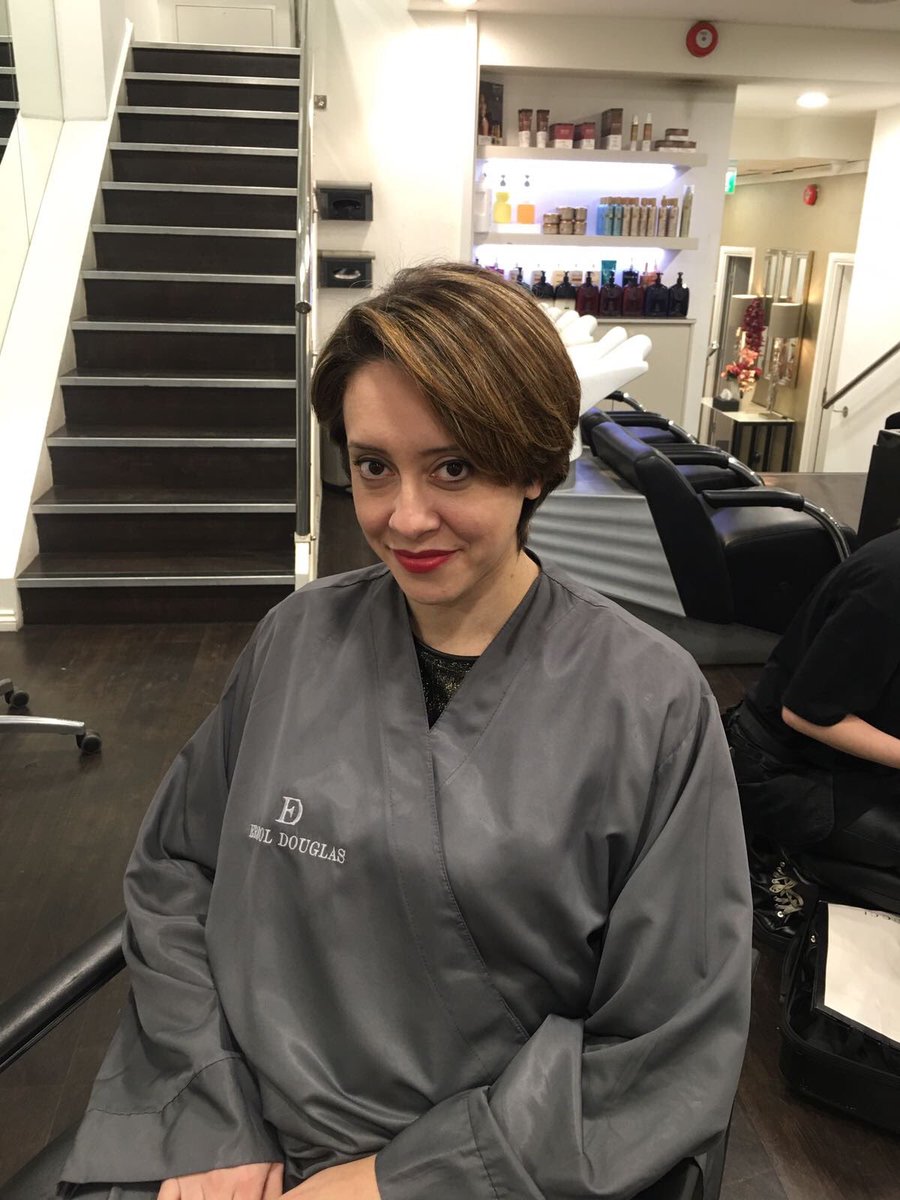 Our Founder <a href="/ErrolDouglas1/">Errol Douglas MBE @erroldouglashair</a> mentoring and passing down his knowledge to the #EDGETEAM teaching layering techniques and transformations!