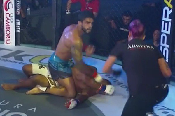 netfighter_br's tweet photo. Querendo uma luta por mês em 2017, @TavaresMMA comemora retorno com vitória ao MMA nacional https://t.co/Bueu9sBmMP https://t.co/ZwjEN8sef2