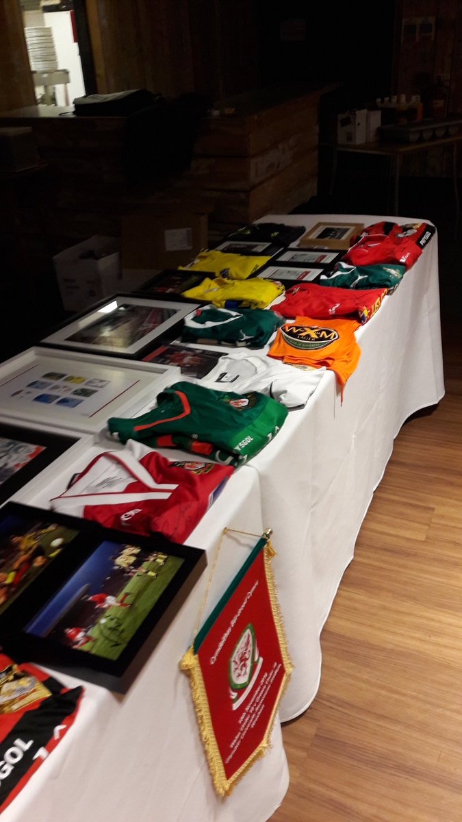 ColonelSheep85's tweet image. Come down to Centenary Club for @Wrexham_AFC @WSTfundraising Lots of awesome items!! AUCTION NIGHT!!!