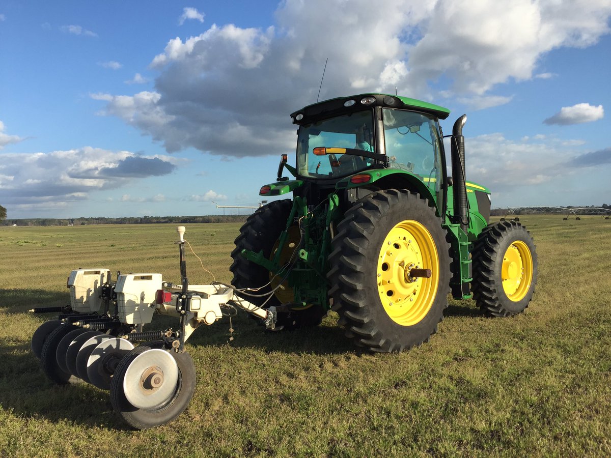 PrecAgEngineer's tweet photo. Day 2 in the field! Mapping field #SoilEC w/ @VerisTech @JohnDeere before #Plant17 #GeorgiaPrecisionAg @WesleyMPorter #AgProBoston https://t.co/52aXMzt3oI