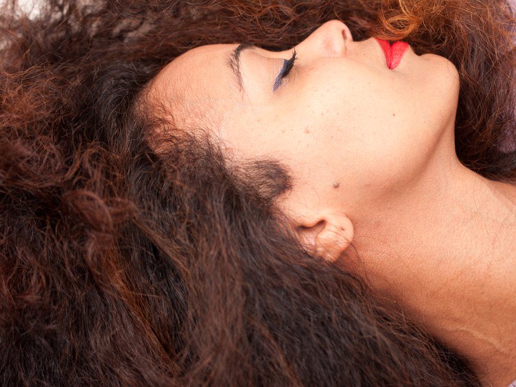 Breakouts are just a small part of what happens to your skin when you sleep in your makeup via <a href="/SELFmagazine/">SELF</a> 
bit.ly/2kka9ui