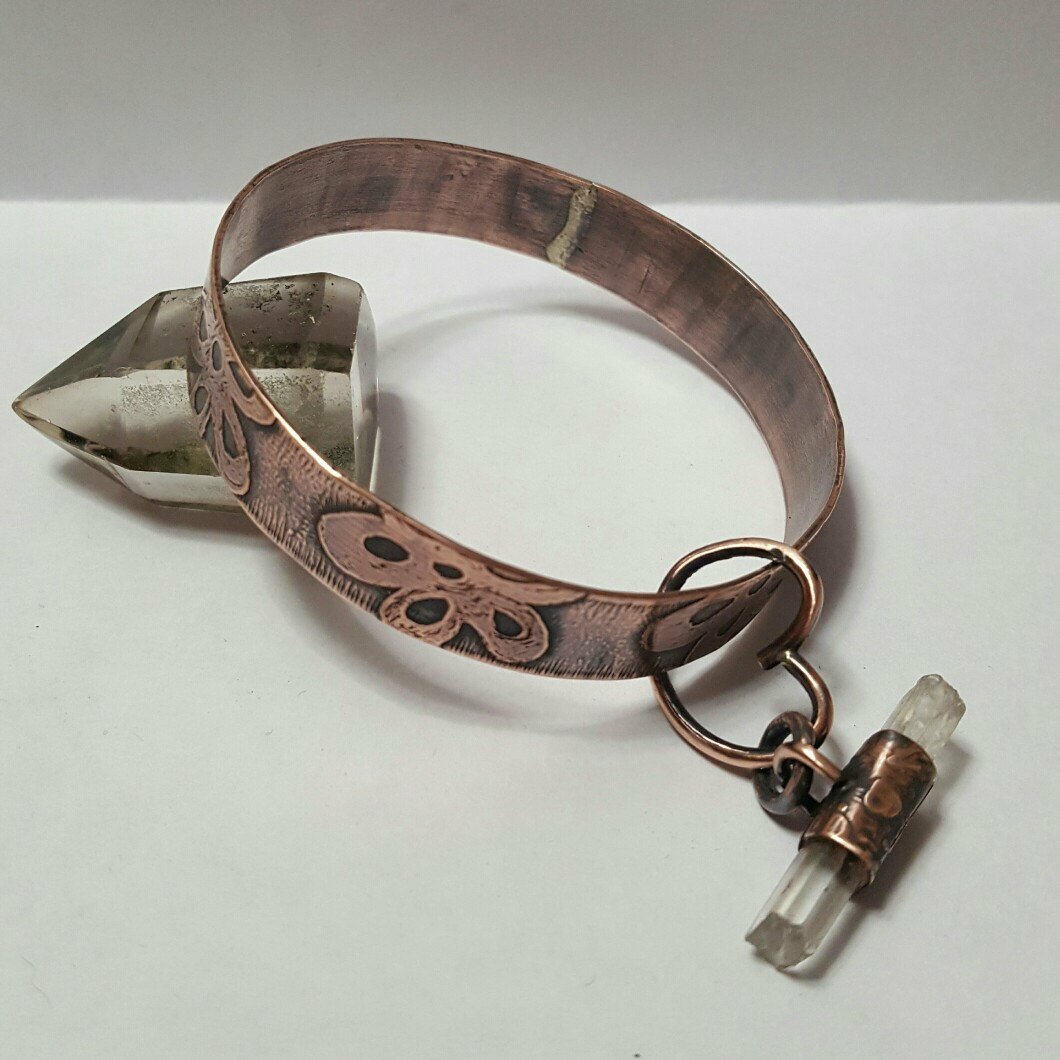 Melanie260198's tweet photo. Pretty jewellery https://t.co/Ww0gQKpGBi #handmade #copper #sterlingsilver #unique #bangles #crystalcharms #madewithlove #etsyhandmade https://t.co/AX0hUEb1Qb