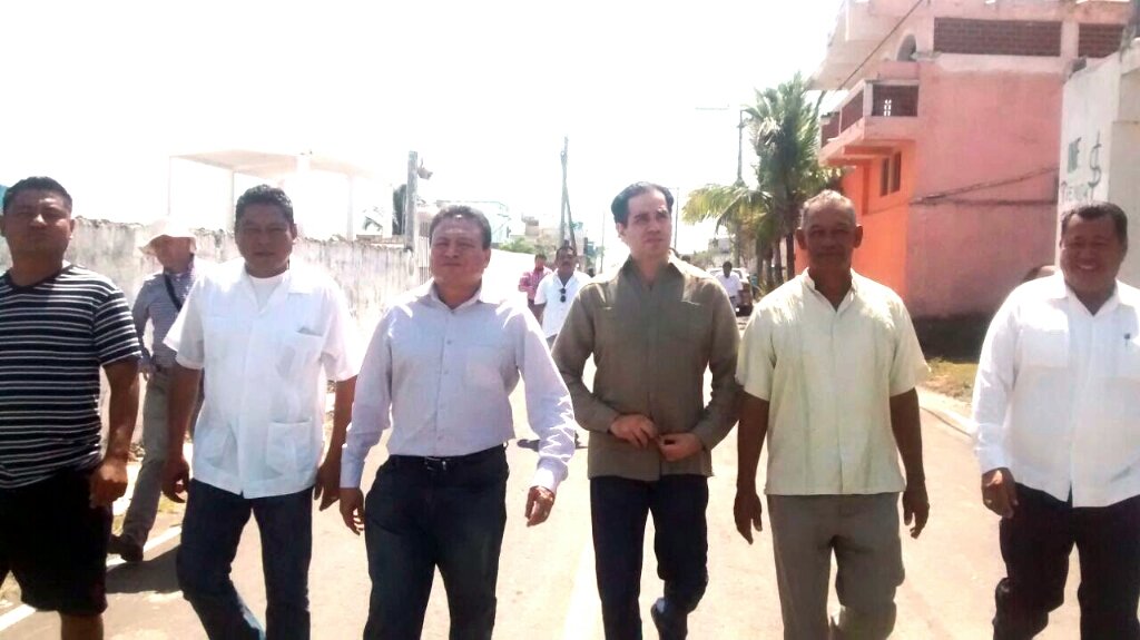ursulo_galvan's tweet photo. El alcalde de #ÚrsuloGalván @Cesar_Domcas en compañía del Dip. Federal @AMotaDiputado en gira de trabajo para inaugurar obras en el mpio. https://t.co/rJq8MsFmOT