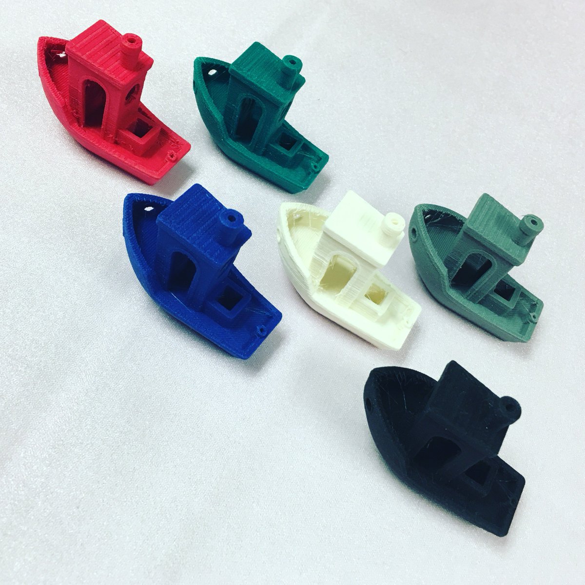 MakerWiz's tweet photo. #3DBenchy by the #halfdozen #3dprinting @makerbot @proto_pasta #mattefiber #htpla #rainbow #warriors https://t.co/0T2QwAevL4
