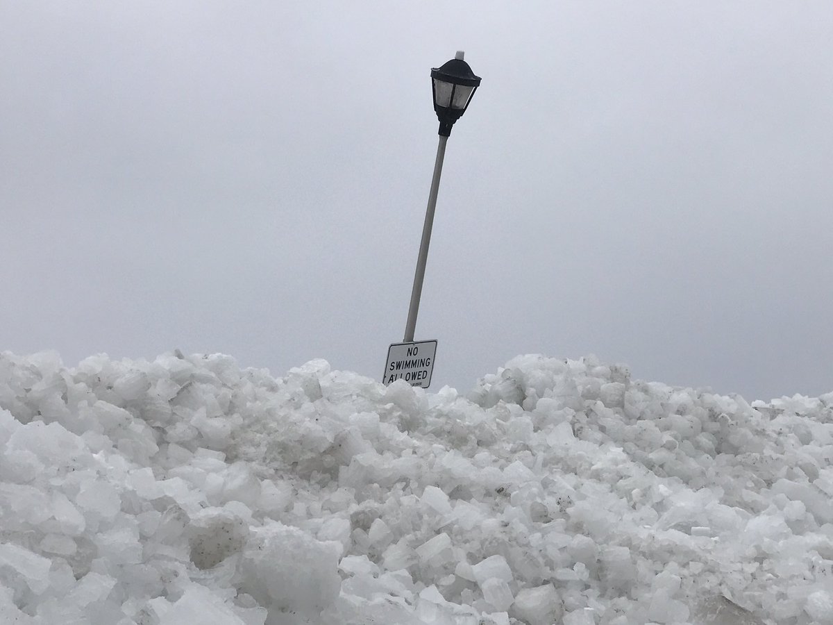Gabrielle_Mays's tweet photo. I don't think anyone will be swimming today. The light pole is leaning into the #iceshoves. #WSDonna https://t.co/xuxch30kw6