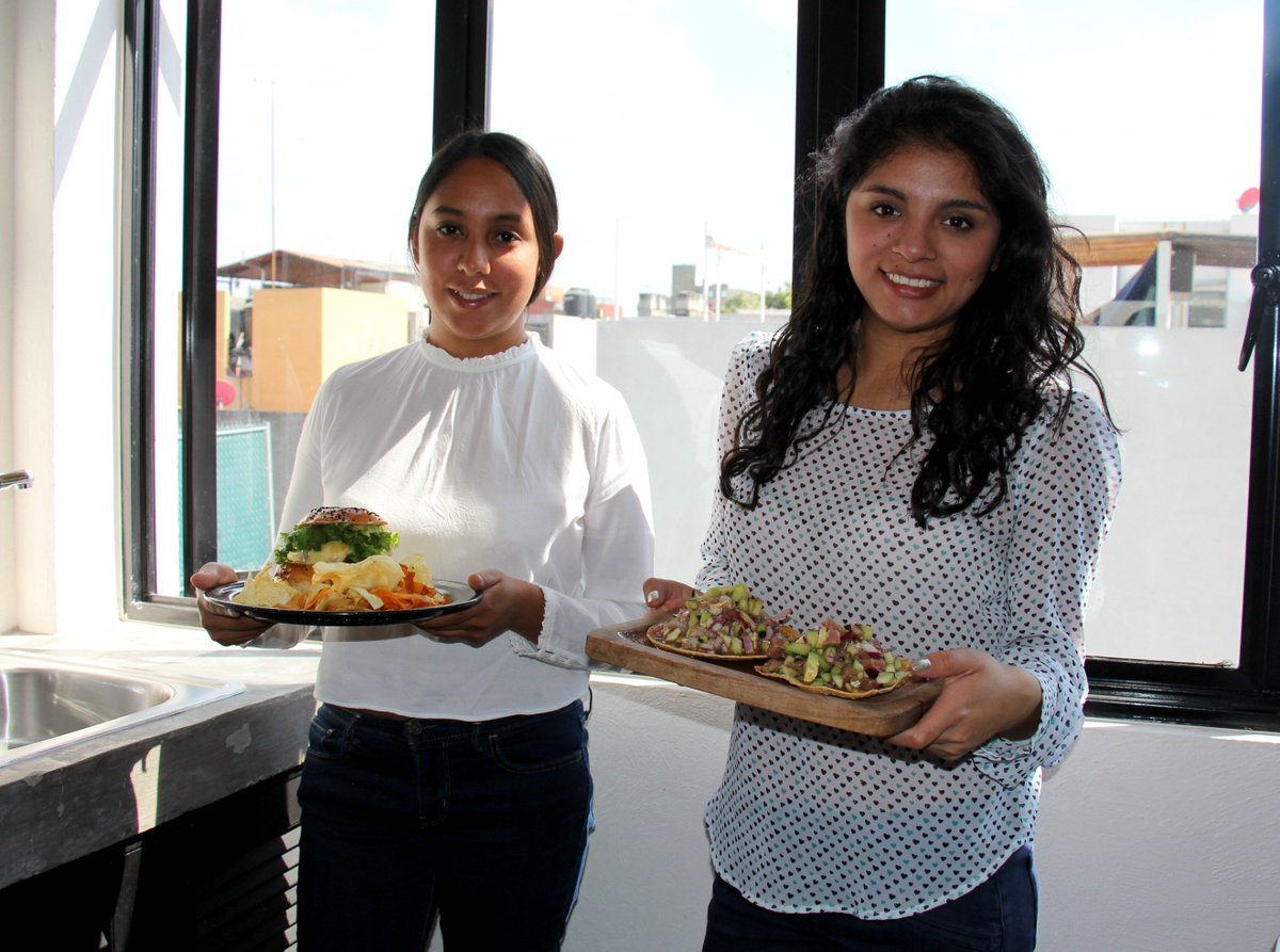 terminal1mx's tweet photo. #ComunidadT1 disfrutando de los deliciosos platillos de @LaCamaronetta en el #FoodDay de @terminal1mx . #mariscos #frutosdelmar #networking https://t.co/Fpx31iPpBh