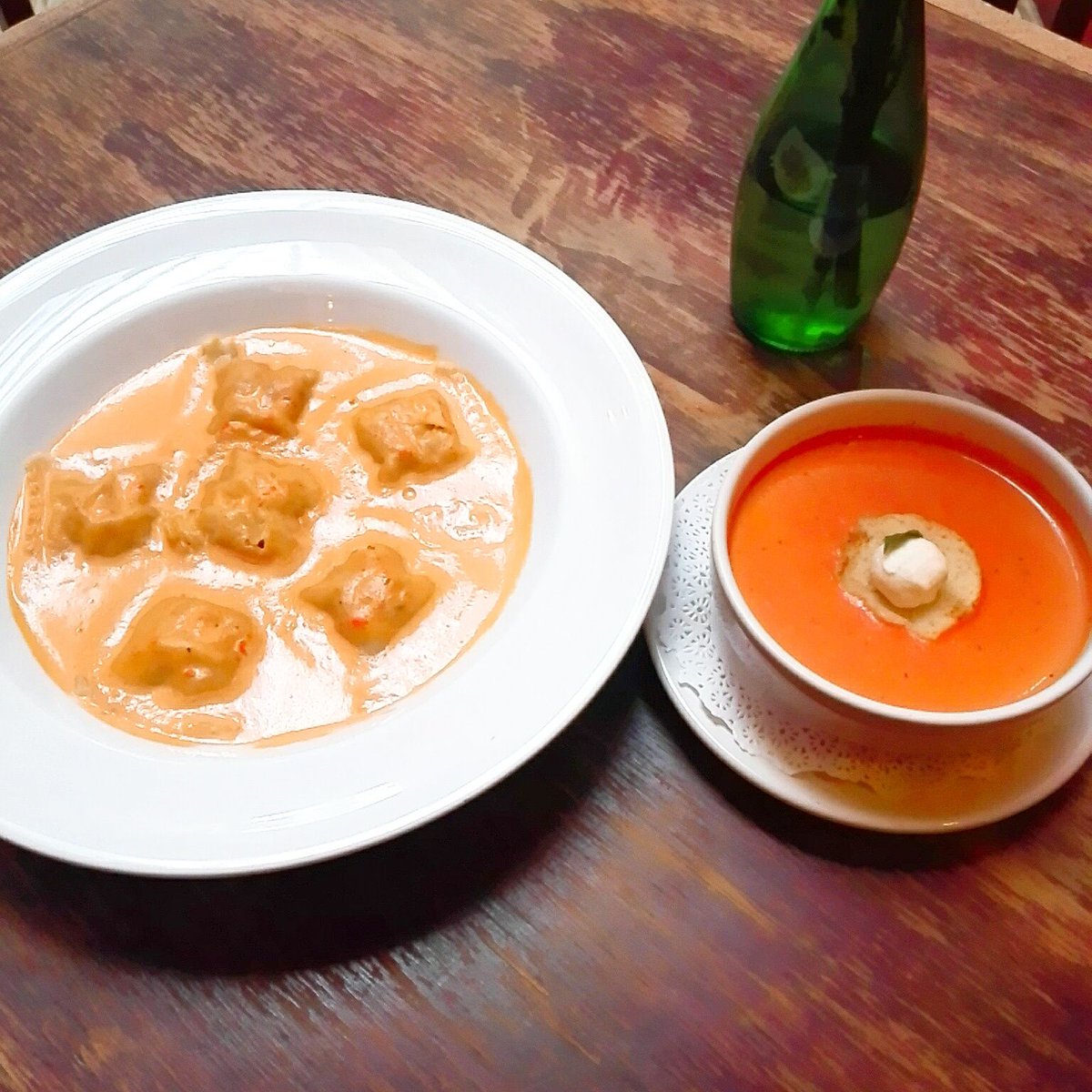 ¡Combo ganador!

Crema de tomate con flotante de queso de cabra y pasta veggie artesanal. #Pum #CDMX #FoodieMX