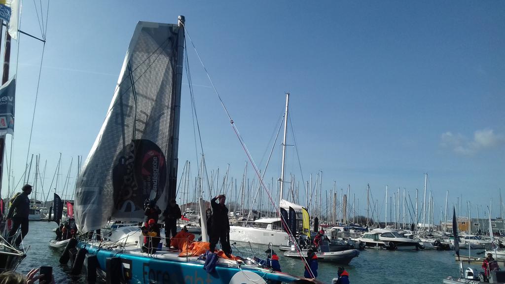 VendeeGlobe's tweet photo. Un exploit incroyable que réalise @conradcolman ! Une arrivée bien méritée 👏 #VG2016 https://t.co/s7p3qncv45