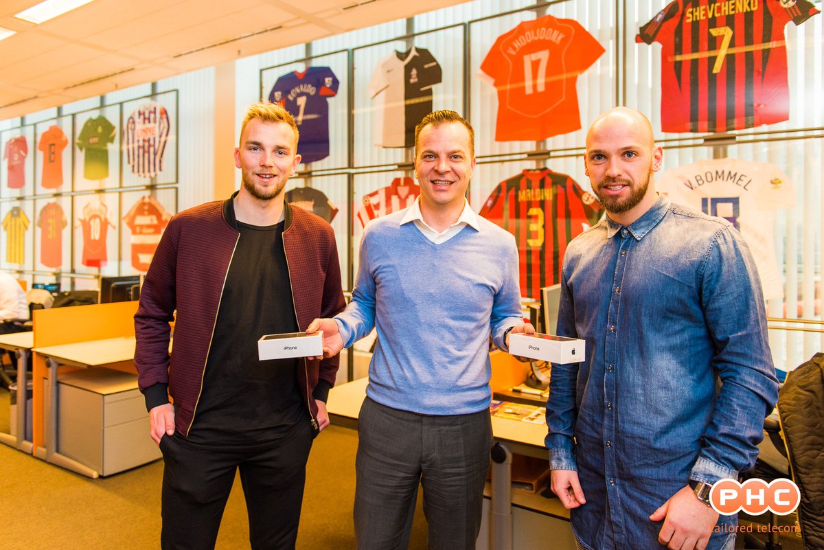 PHC_HQ's tweet photo. Wij beloofden afgelopen lente de spelers van @degraafschap een iPhone bij winst op Ajax! Hidde Jurjus en Bryan Smeets kwamen ze ophalen #PHC https://t.co/MosE9aoADP