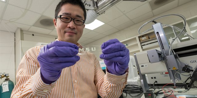 universobitcom's tweet photo. Una tecnología que permitiría generar pantallas elásticas está siendo desarrollada en Michigan. Conocé más acá: https://t.co/8h22jUzeUo https://t.co/GptFxm9LUY