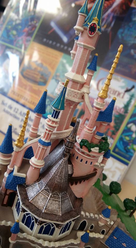 Avis et commentaires de Figurine de collection Le Château de la Belle au  Bois Dormant Cloche en verre Disneyland Paris Disney 25 ème anniversaire -  Figurines de collection/Figurines Disney Store et Disneyland 