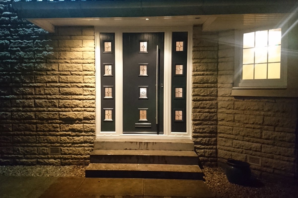 virtuosodoors's tweet image. Happy homeowner rates their new 'Chapleton Four Centre' door in anthracite grey as "stunning"! #wbgroup #virtuoso #composite