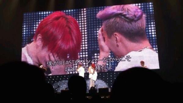 sighspears's tweet photo. เห็นหัวม่วงหัวแดงละอดคิดถึงไม่ได้เลย สมัยเต้นทบมกด้วยกันละเพื่อนเชียร์อยู่ข้างหลัง สมัยเขินอายกันบนเวที #ทีมจุนซึง #พี่มีกาน้ำร้อนพี่จะชง https://t.co/YVRNo0i1tX