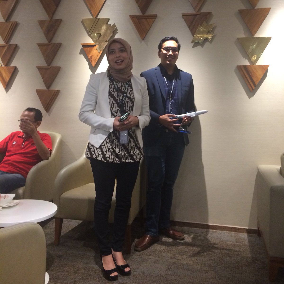 IndonesiaGaruda's tweet photo. Ibu Bella Putri, GM Corporate Sales Garuda Indonesia memberi sambutan kepada rombongan @IDPanasonic di Premium Lounge. #GarudaExperience https://t.co/pANPdZvVeQ