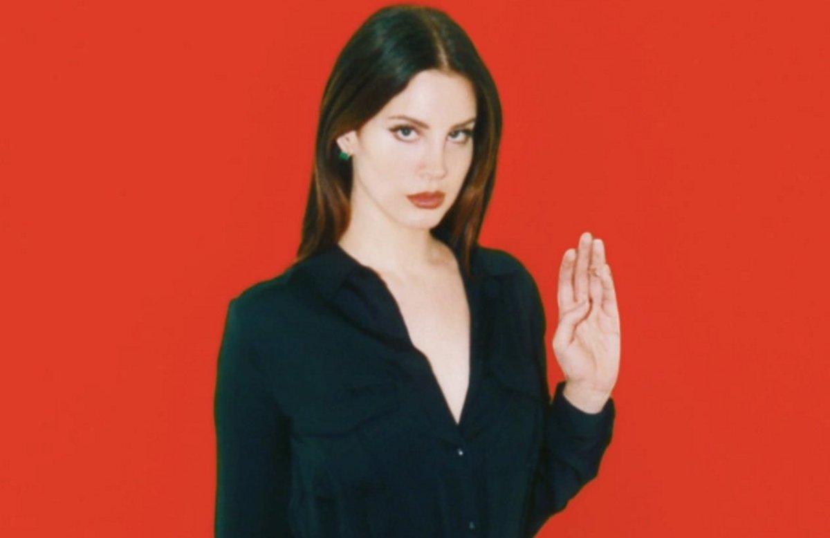 NylonMag's tweet photo. Lana Del Rey has a plan for all the witches of the world to cast a spell on Donald Trump https://t.co/vKhhdGSnMM https://t.co/3Y87EPT4Mv