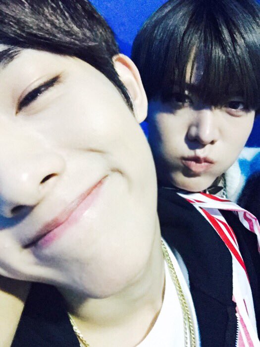 AMBIV3RT's tweet photo. FK LITERALLY ME AND JAE HAVE THE EXACT SAME POSE AND I WANNA POST IT BUT ITS 2 YEARS AGO AND FKING EMBARRASSING SO https://t.co/6LV2TMpPLL