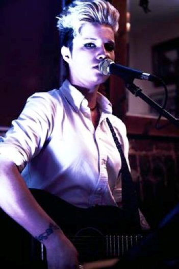 PloughandAttic's tweet photo. Don't forget there is #livemusic at The @PunchBowlInnTWSInn tonight from 8pm with #KellyBennett https://t.co/7v2w5NlfBO https://t.co/1jDzDCobJ4