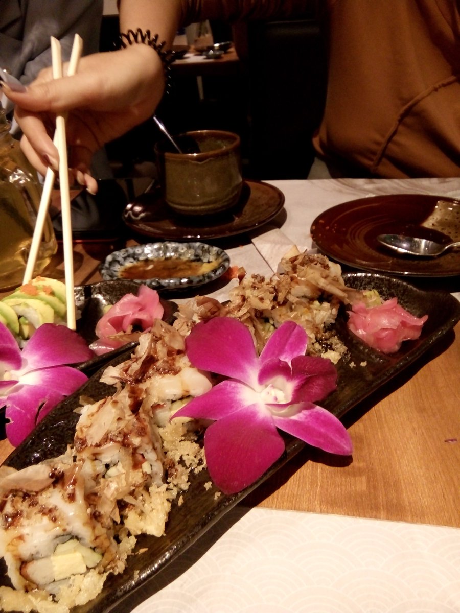 haruhide5's tweet photo. 日本で食べるよりも高いな。しょうがないとわかっているが。わかっているが。。 https://t.co/NsRwFN0rOj