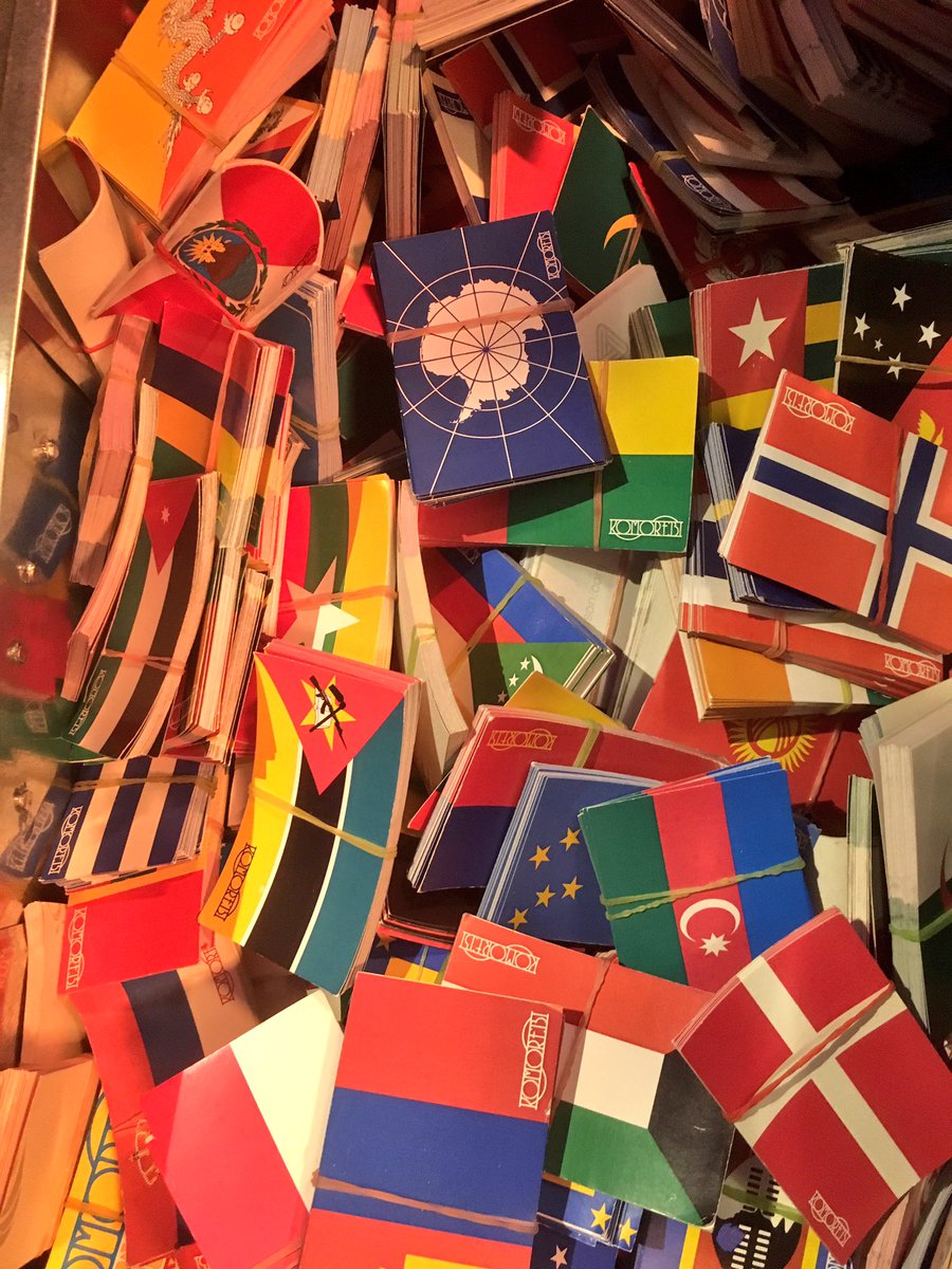 KomorebiWorld's tweet photo. Les autocollants Komorebi avec tous les drapeaux du monde sont arrivés ! #bekomorebi #entrepreneurIÉSEG2017 https://t.co/sjUnZ8OxyZ