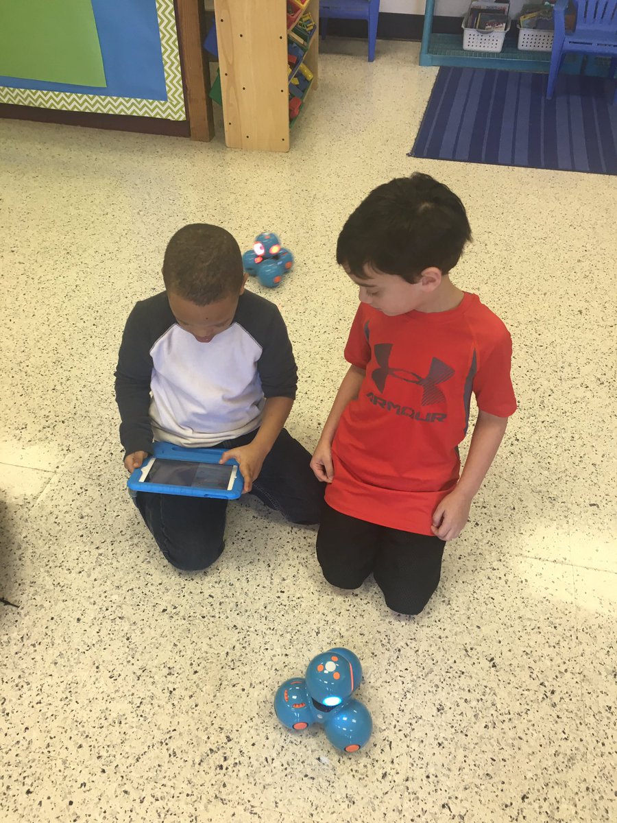 DanaWallace_'s tweet photo. Learning how to program our newest friends at HGP! Meet Dot and Dash! #hgptrojans #mscstrojans #2017siege #edtechteam https://t.co/PHtF7F6WXP