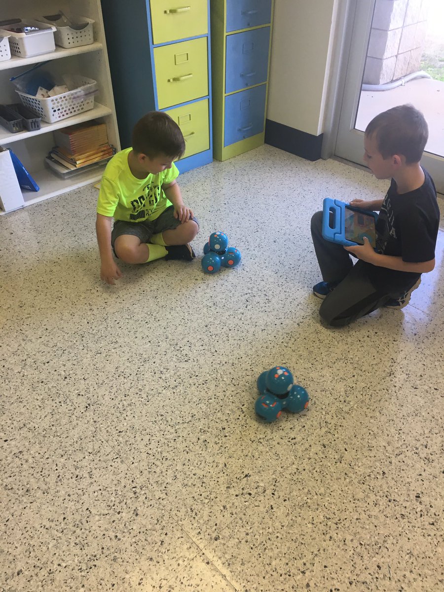 DanaWallace_'s tweet photo. Learning how to program our newest friends at HGP! Meet Dot and Dash! #hgptrojans #mscstrojans #2017siege #edtechteam https://t.co/PHtF7F6WXP