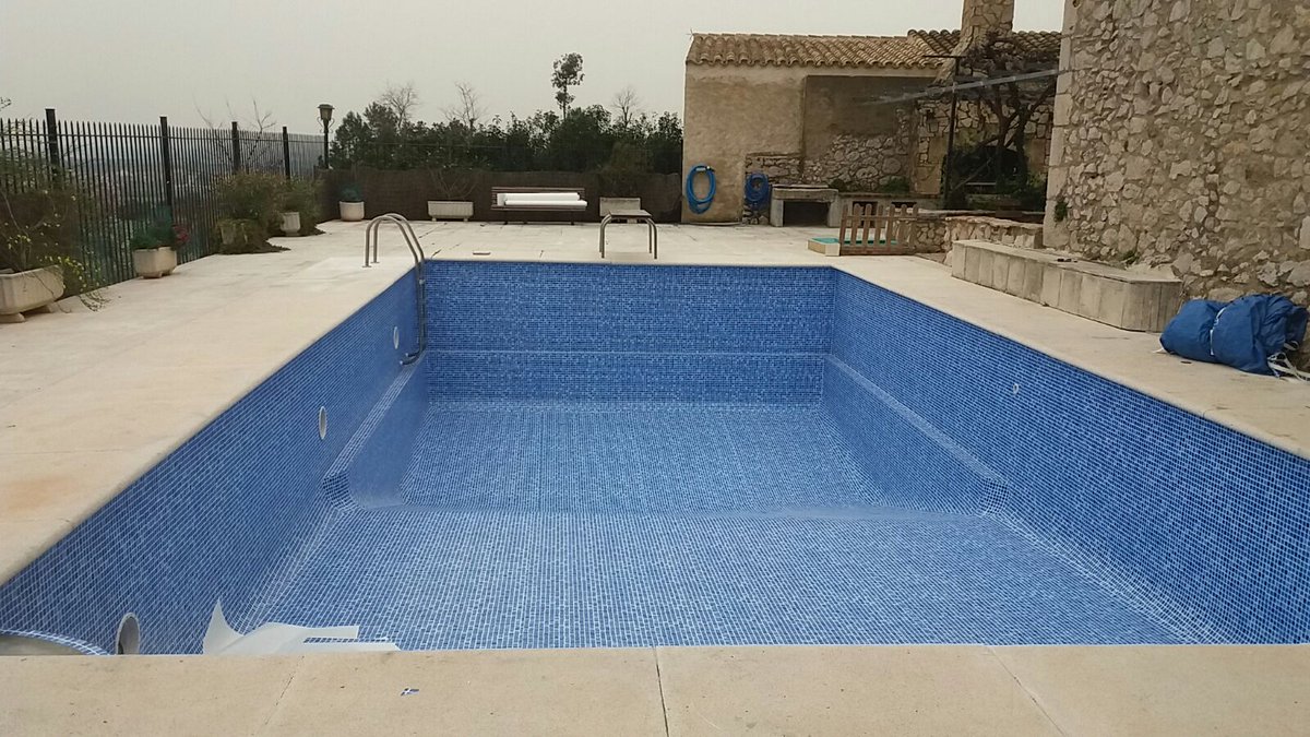 diazpools's tweet photo. #Pierde agua tu #piscina? #reforma #integral de #piscina en #Figueres #Girona #linerpiscinas https://t.co/Vk92nt9KAC