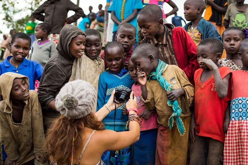 Alice entertaining a group of kids on a village walk in Rewanda.

#oasisoverland